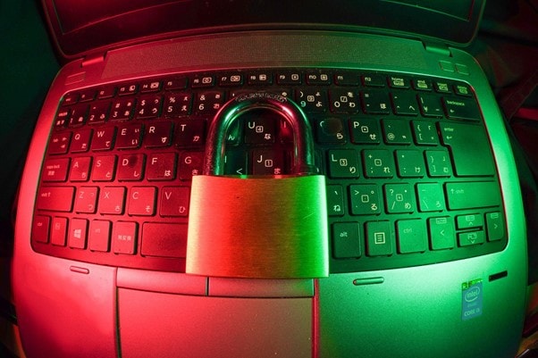 computador portátil com cadeado