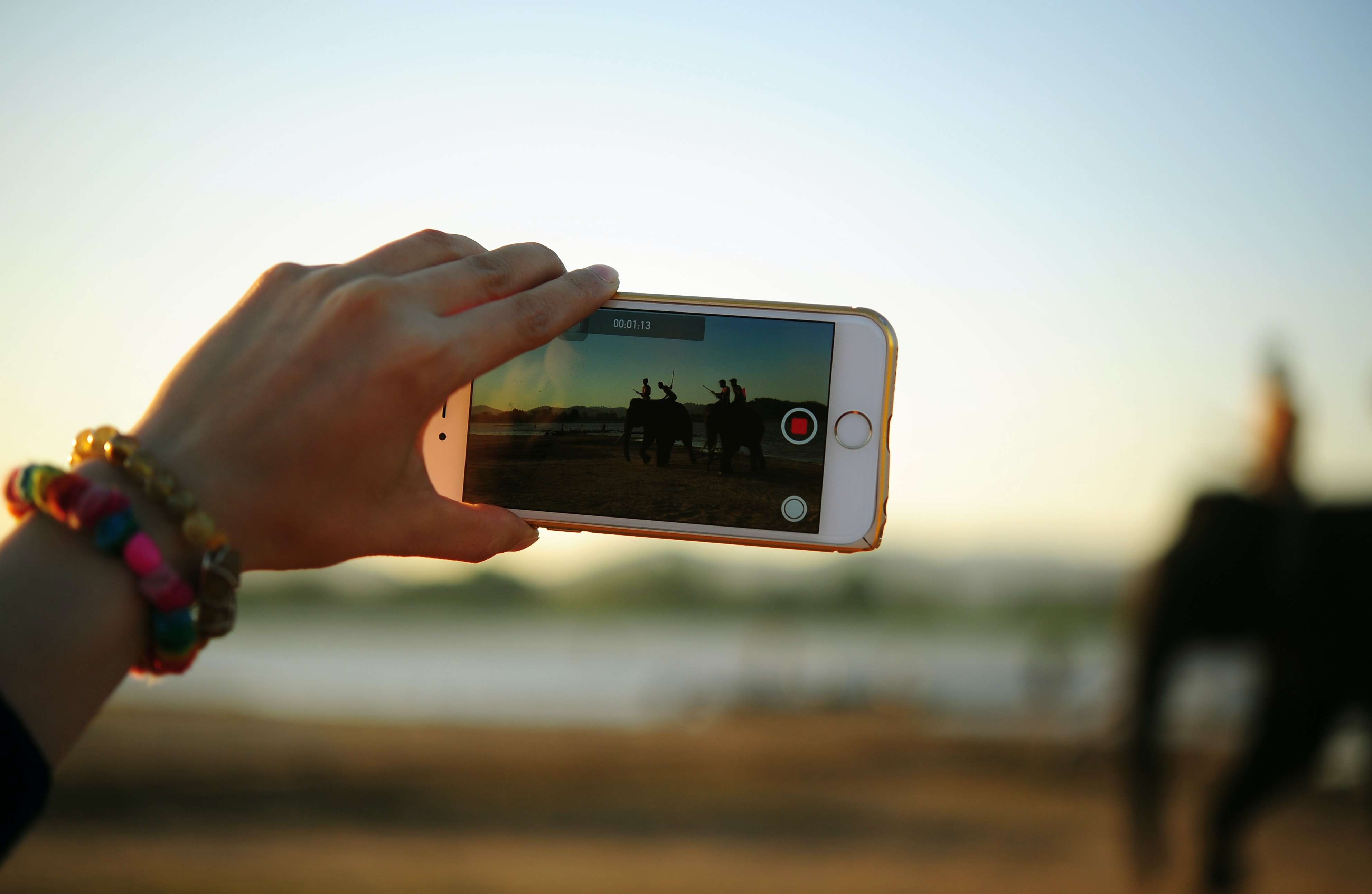 alguém filmando um vídeo com seu celular