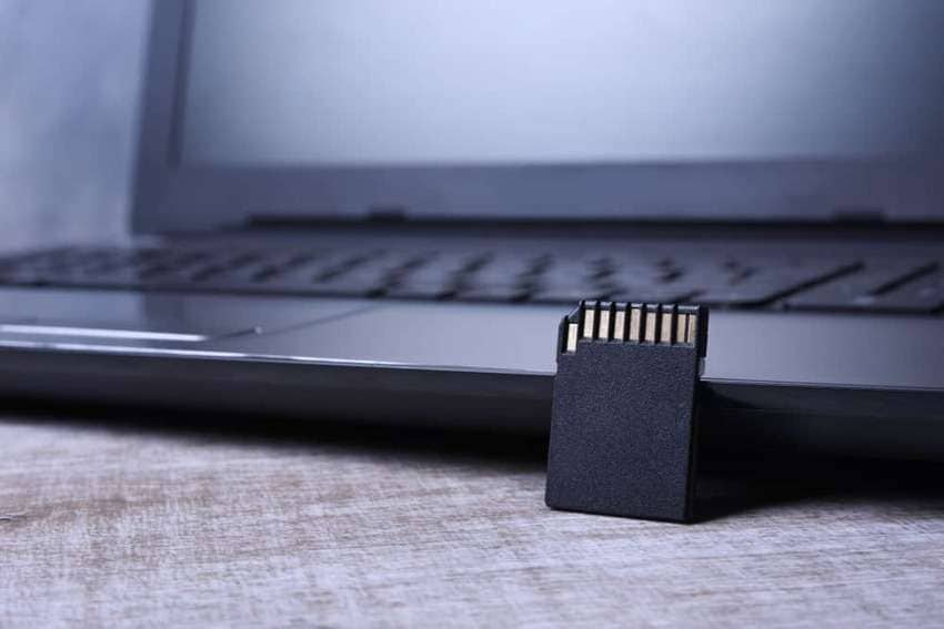 une carte sd contre un ordinateur portable